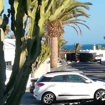 Playa Roca Modern - Seafront Pool Complex アパート